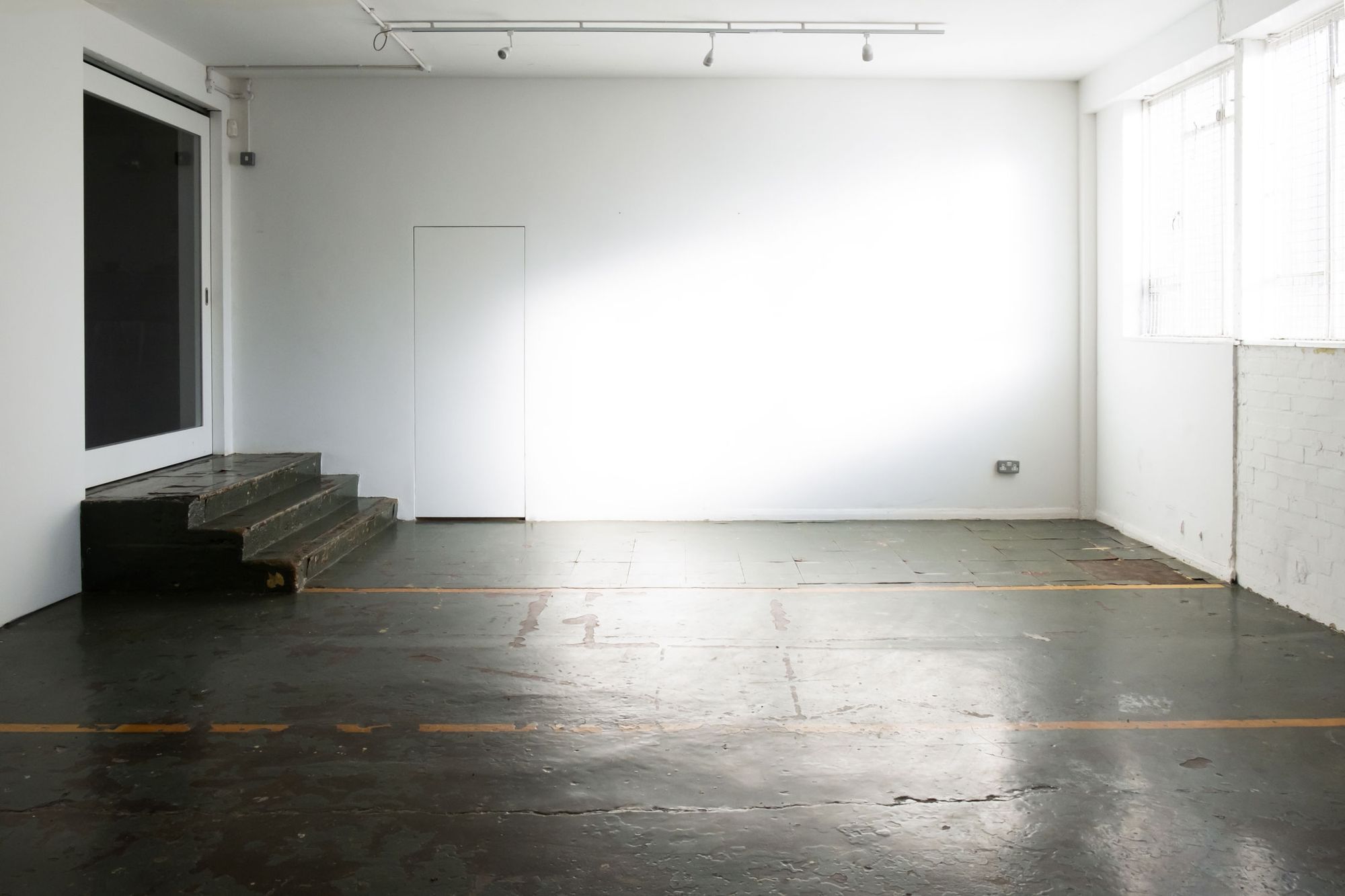 Image of backwall of Queensrollahouse project space 