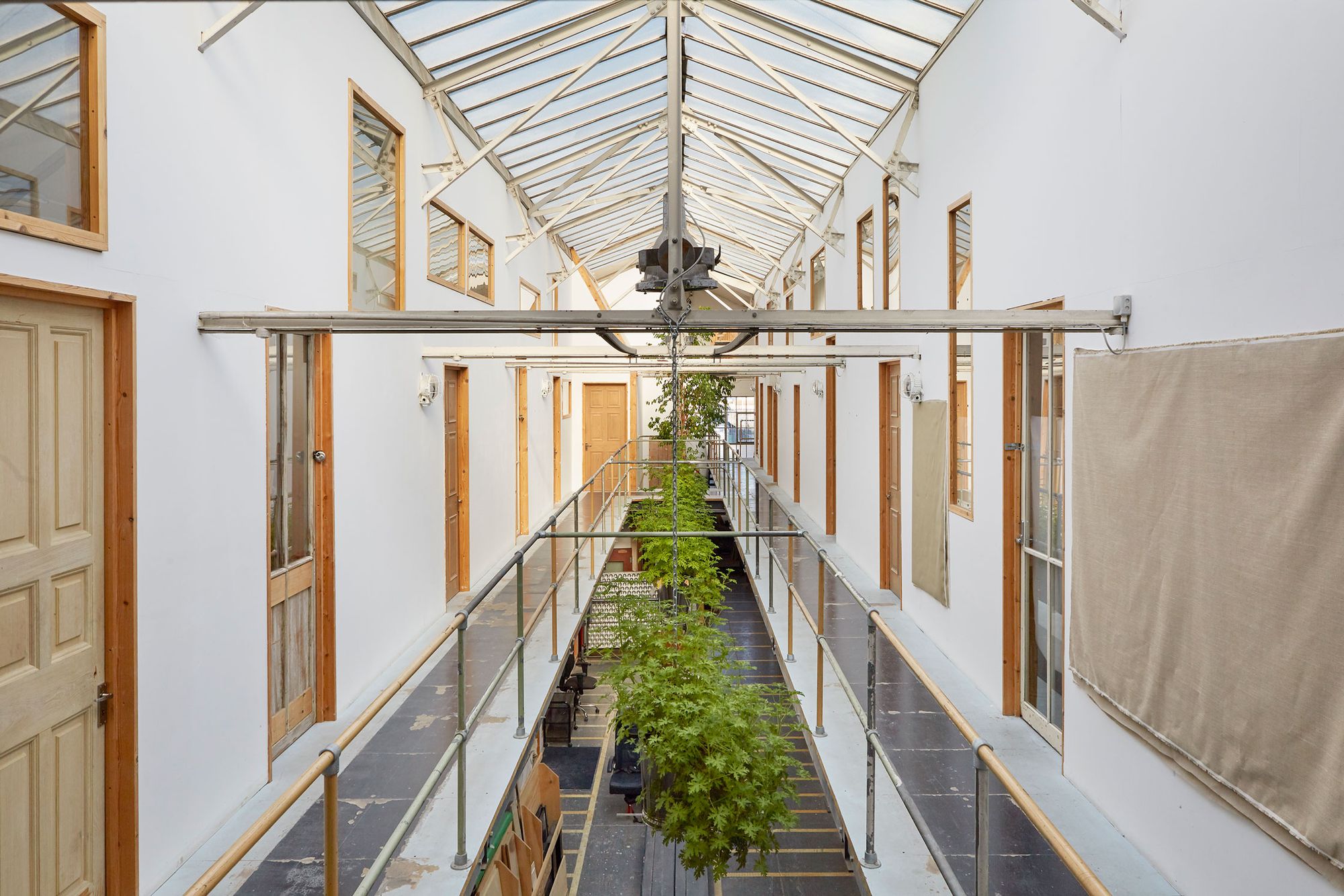 Overview of Queensrollahouse studios first floor space