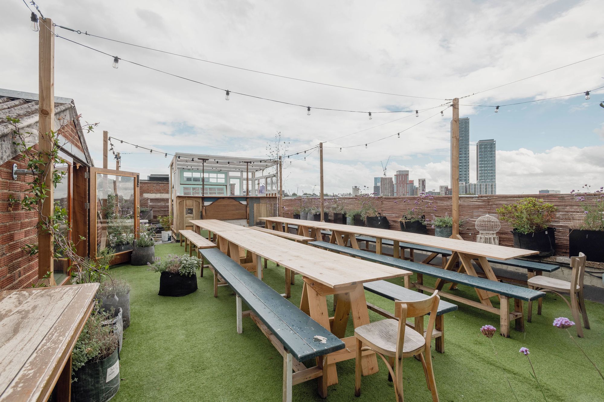 Frontal view of kitchen on Queensrollahouse roofterrace
