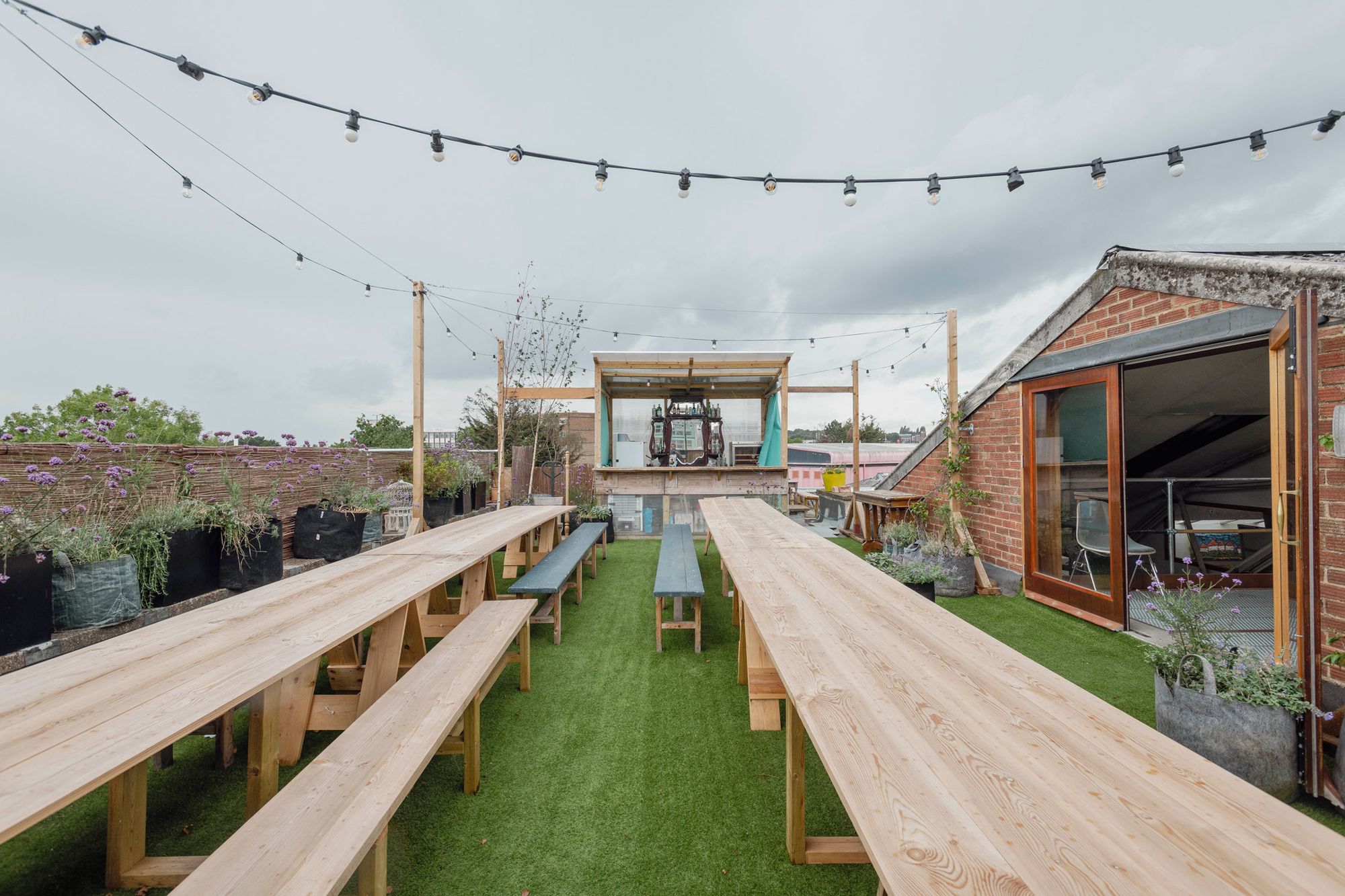 Frontal view of bar on Queensrollahouse roofterrace